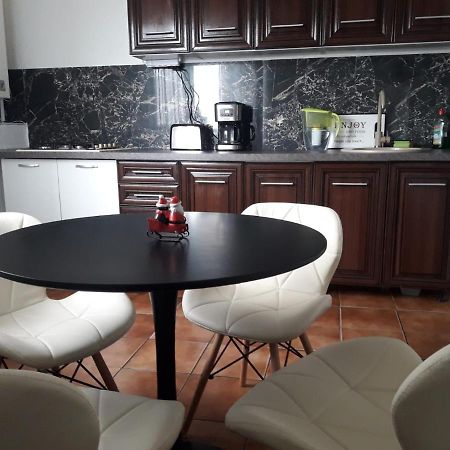 Hellen'S Ultracentral Apartament Buzau Ngoại thất bức ảnh